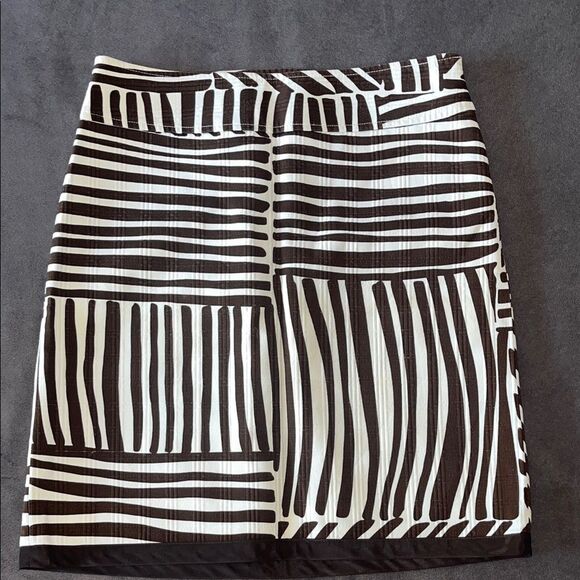 Ann Taylor Chic Brown and White Striped Pencil Skirt Size 2 Animal Print Zebra - Picture 1 of 9